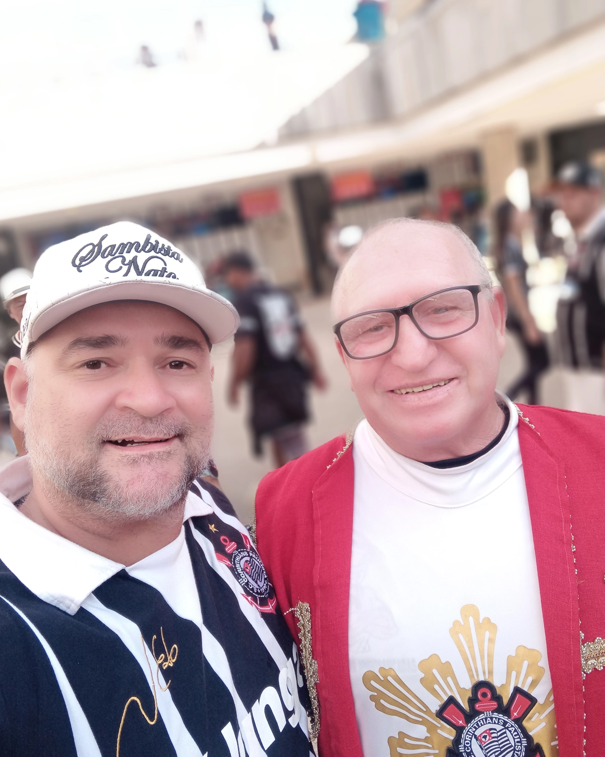 Pablo Souza e o padre fiel, só com o sagrado do lado mesmo, vai Corinthians!